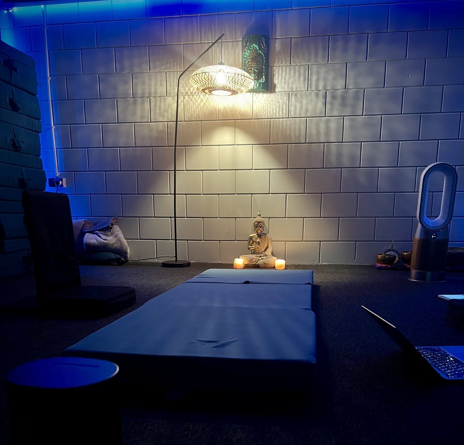 De BreatheVolve studio klaargezet voor een privé sessie, met matras, lamp en kaarsen